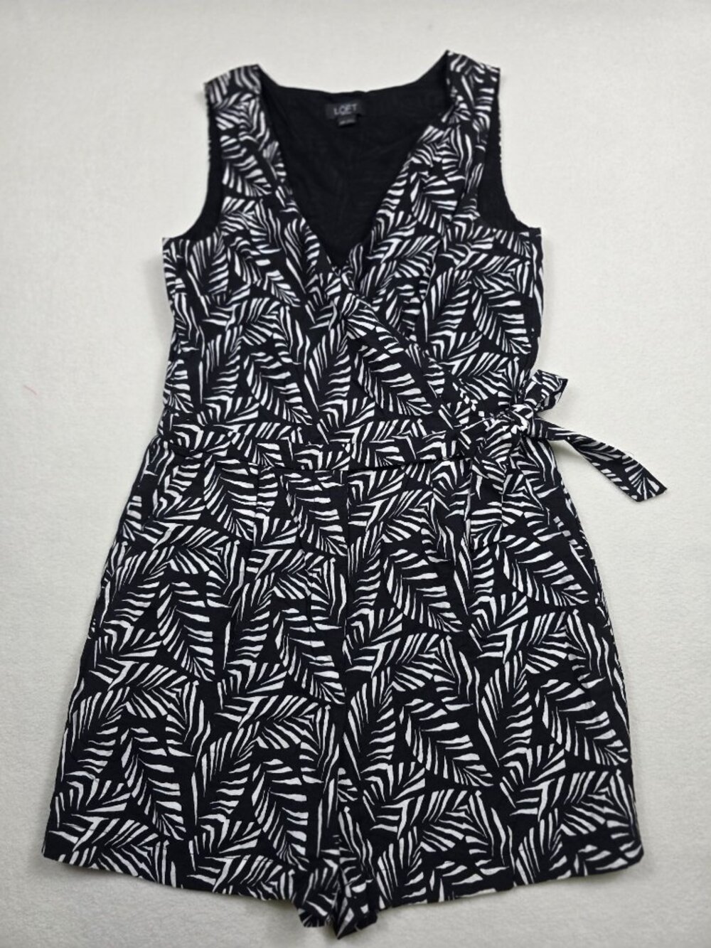 Ann Taylor Loft 00P Petites Black & White Tropical Print Sleeveless Romper